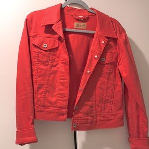 LEVI’s coral cropped denim jacket - L